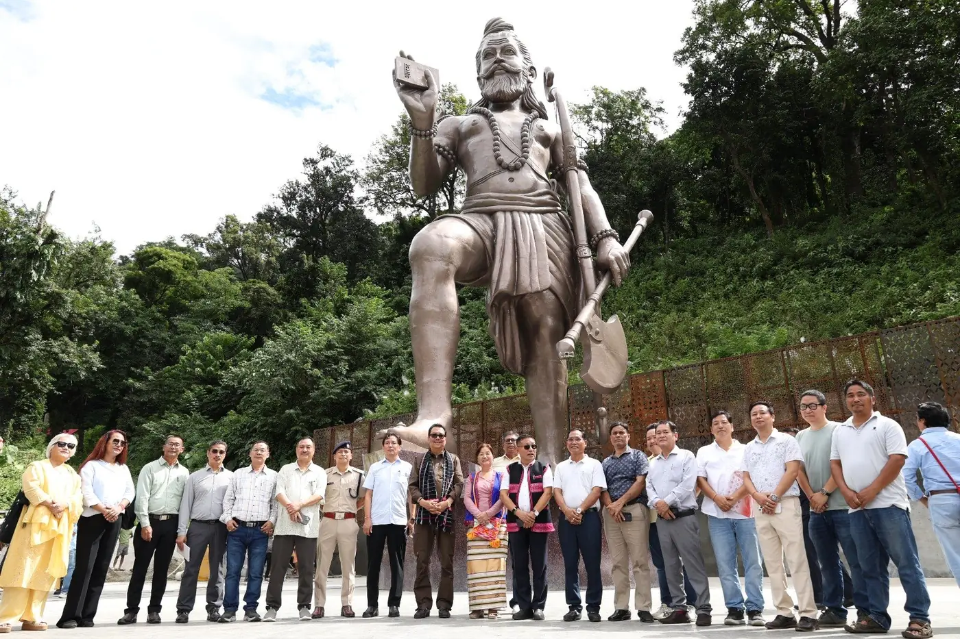 श्री परशुराम कुंड में स्थापित प्रतिमा के सामने खड़े अधिकारी और विप्र फाउण्डेशन के प्रतिनिधि